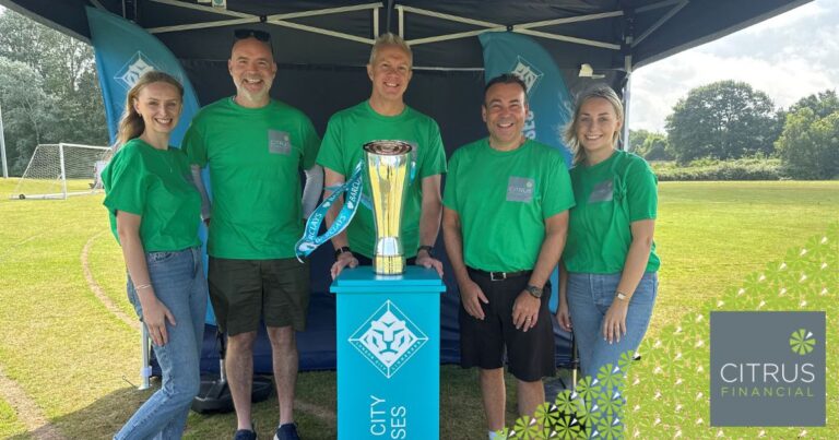 Jenny Brockman, Simon Cockfield, David Braithwaite, Richard Harris and Phoebe Mills with the Women's Championship Trophy